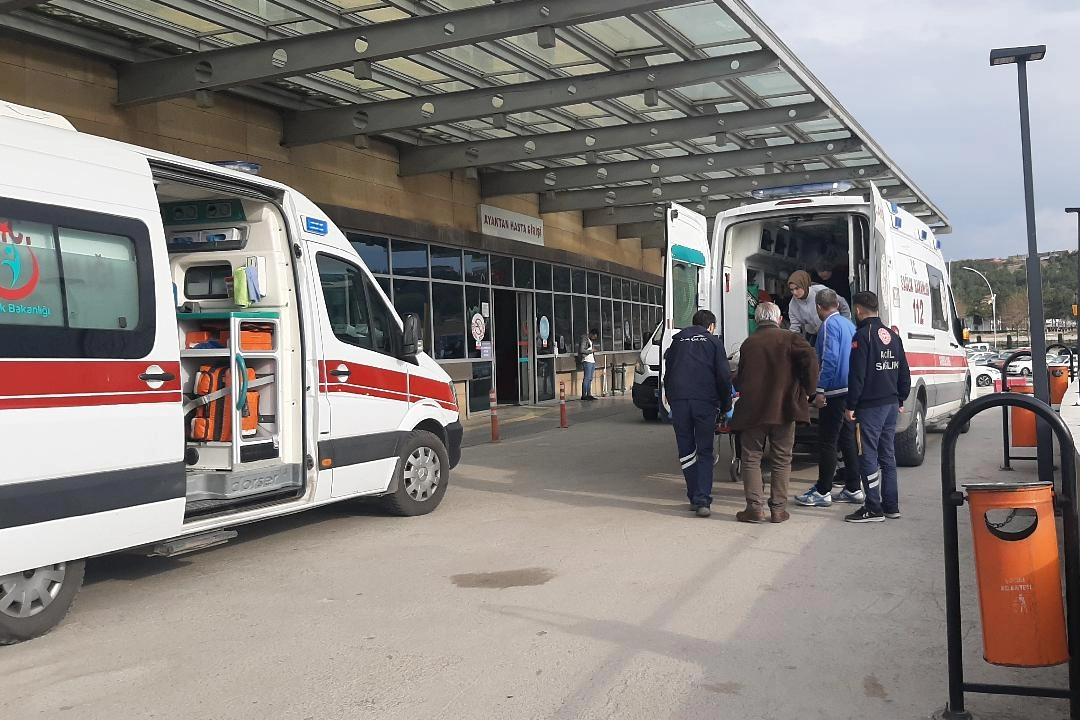 İzmir'de öğrenci servisi refüje çarptı