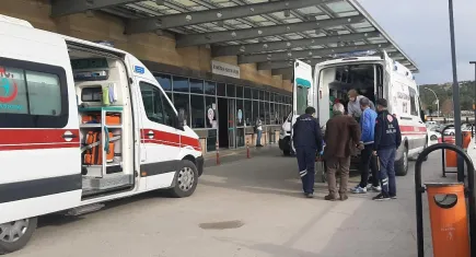 İzmir'de öğrenci servisi refüje çarptı