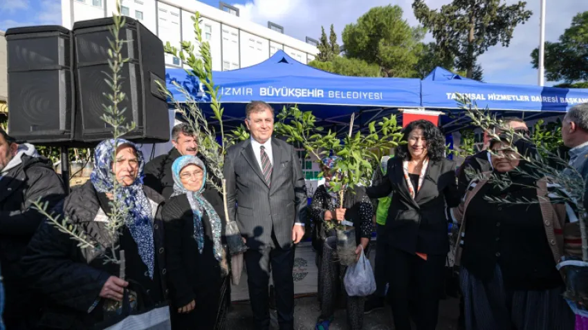  Başkan Tugay Kınık'ta fidan dağıttı