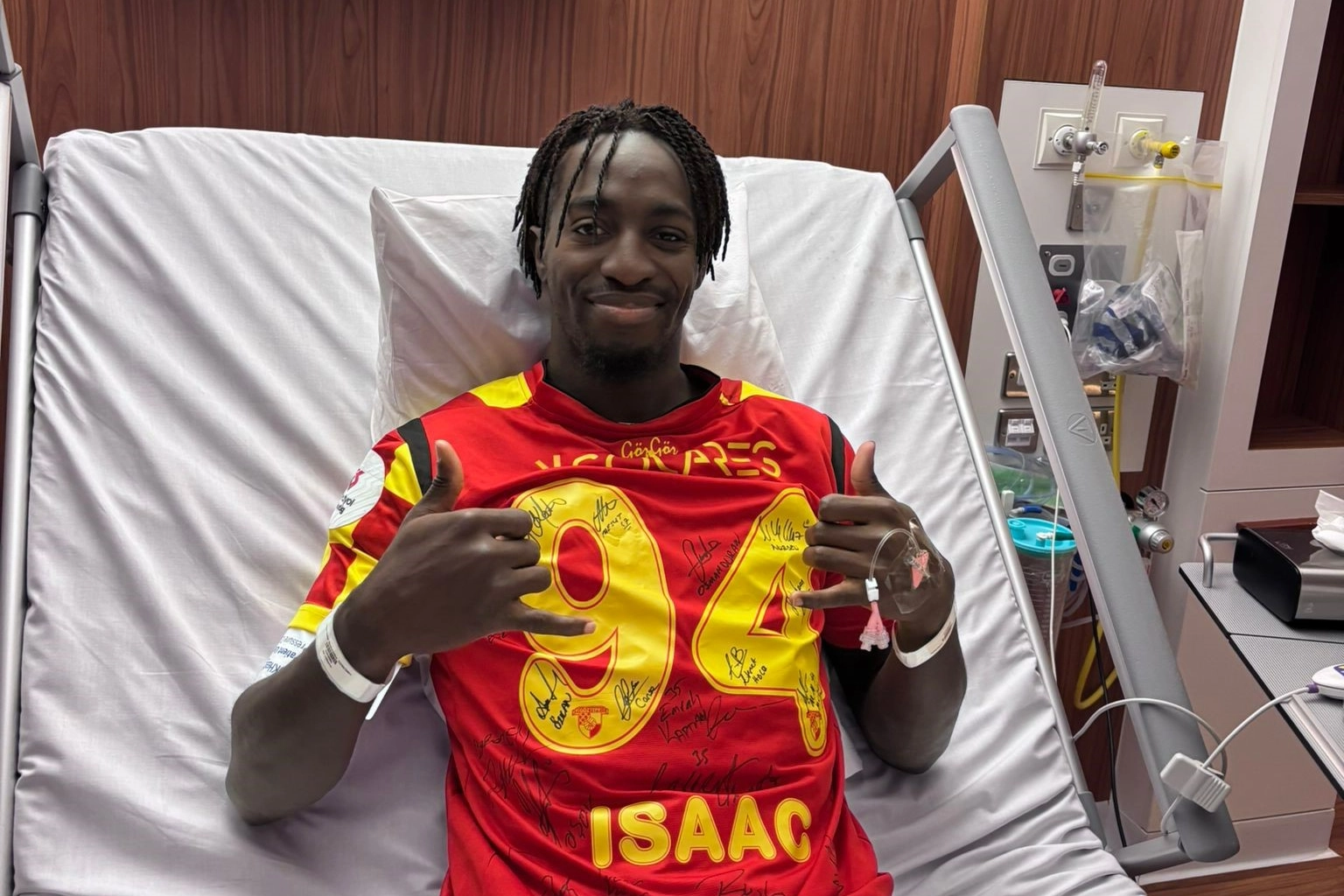 Göztepe'de Isaac Solet'in ameliyatı başarılı geçti