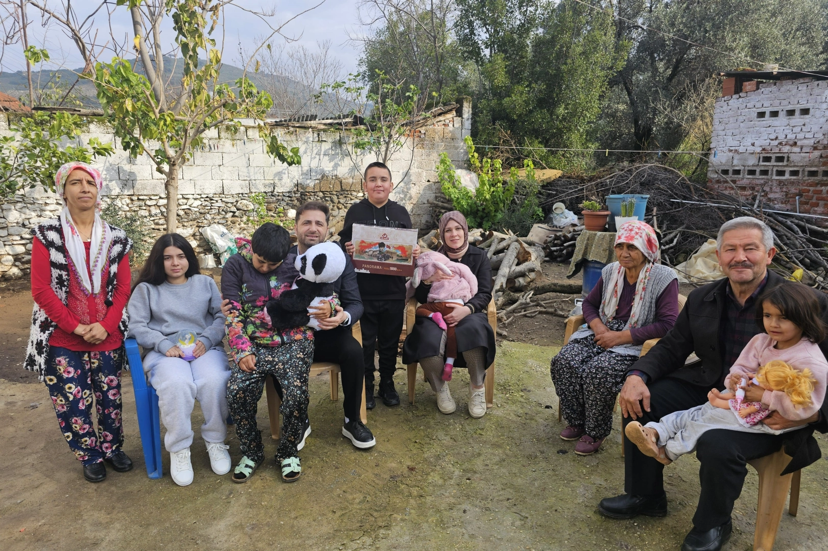 İzmir'de zor durumda olan aileye valilik destek oldu