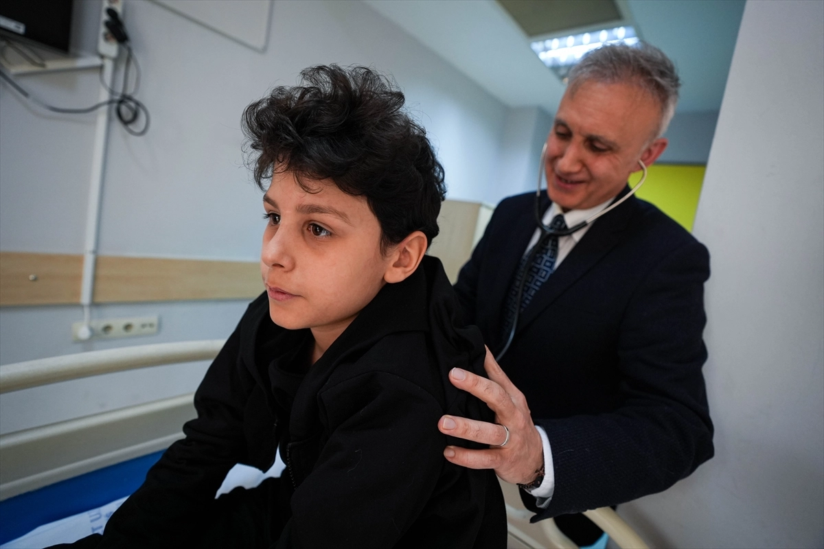 İzmirli minik Bilal Tufan'ın kalbindeki delik, kalp zarından yapılan yamayla kapatıldı haberinin görseli