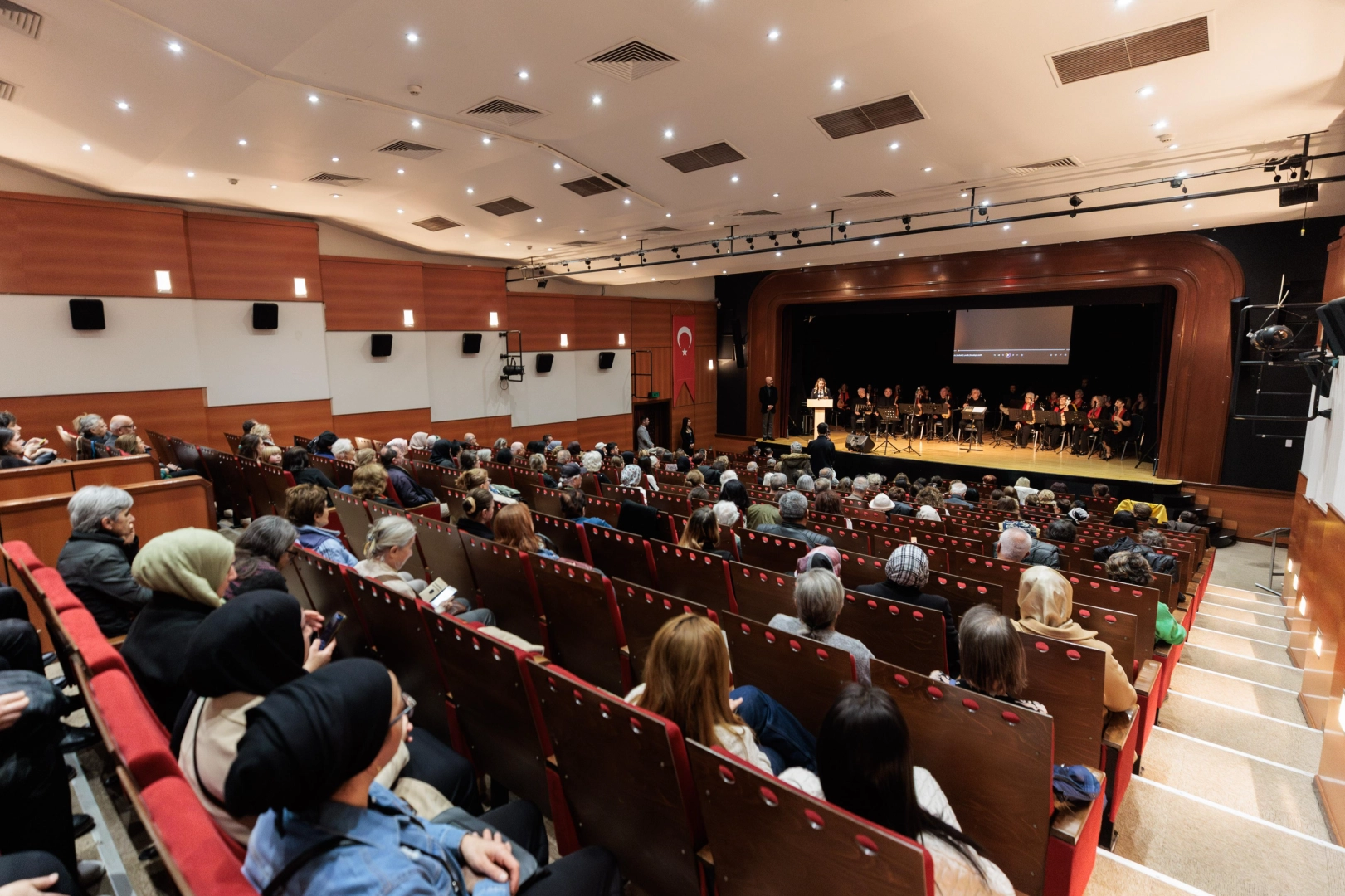 Türk kadınının tarihi zaferi, İzmir’de şahane bir konserle kutlandı