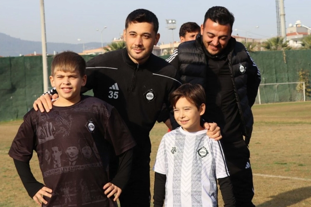 Altay’dan minik taraftara jest