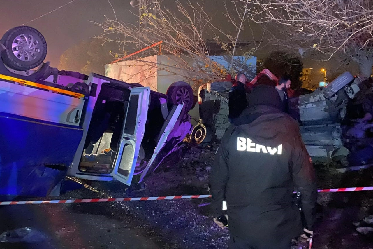 Kamyonet ve otomobil çarpıştı: 6 yaralı