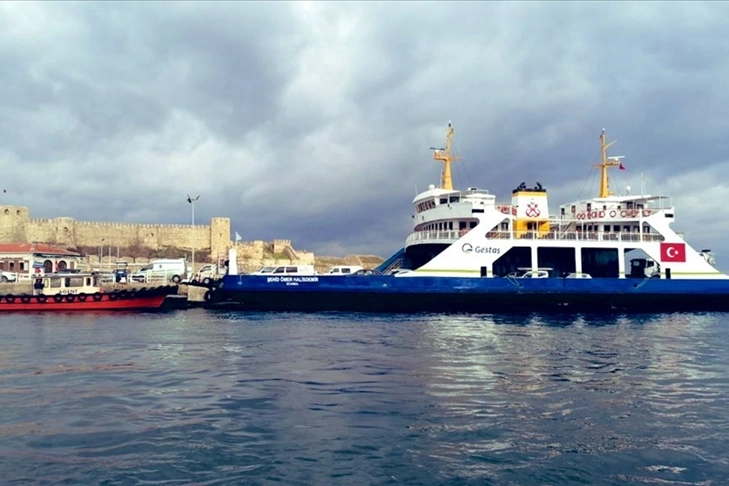 Gökçeada ile Bozcaada feribot seferlerine fırtına engeli