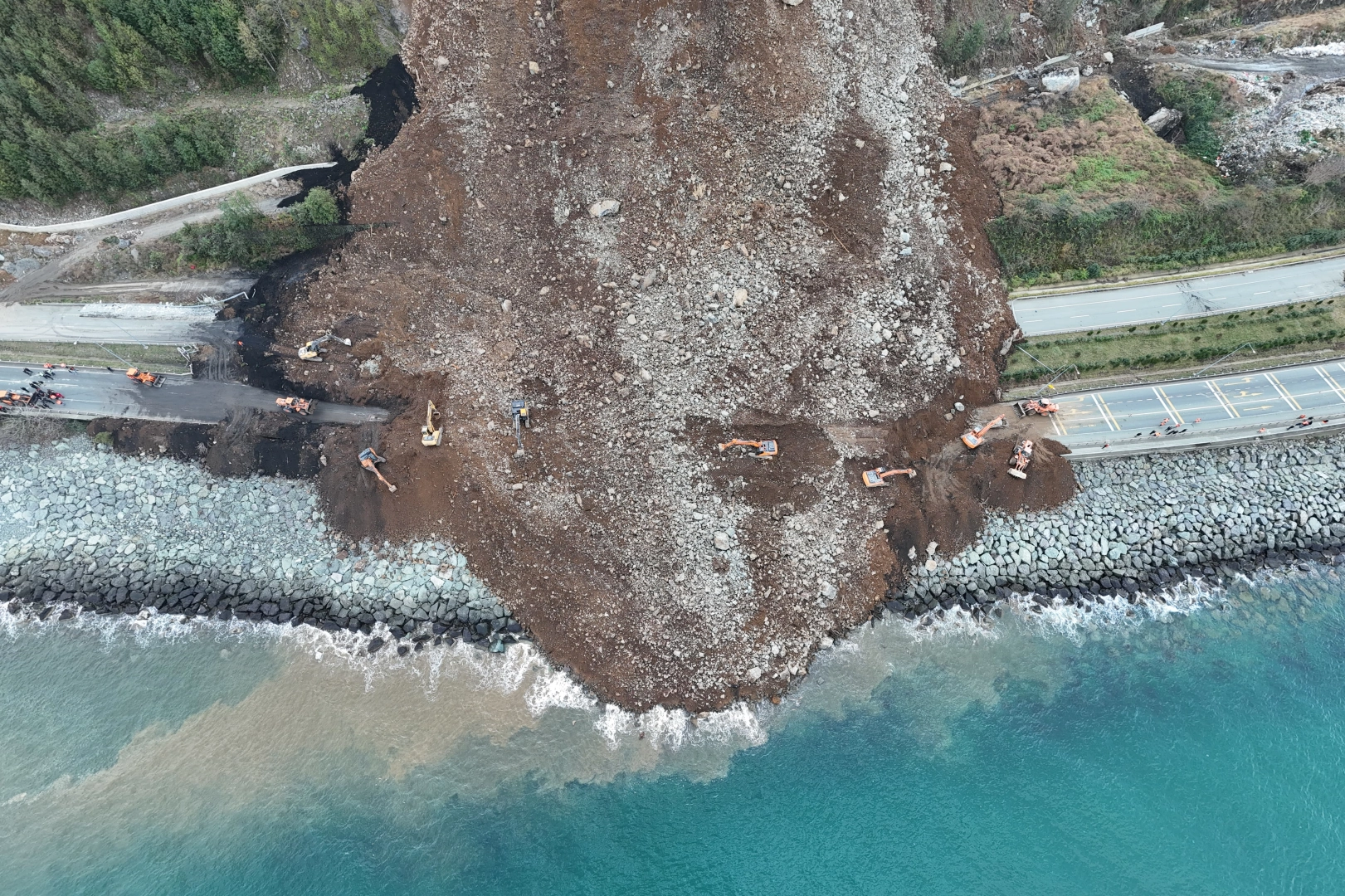 Artvin’de heyelan: Karadeniz sahil yolu trafiğe kapandı