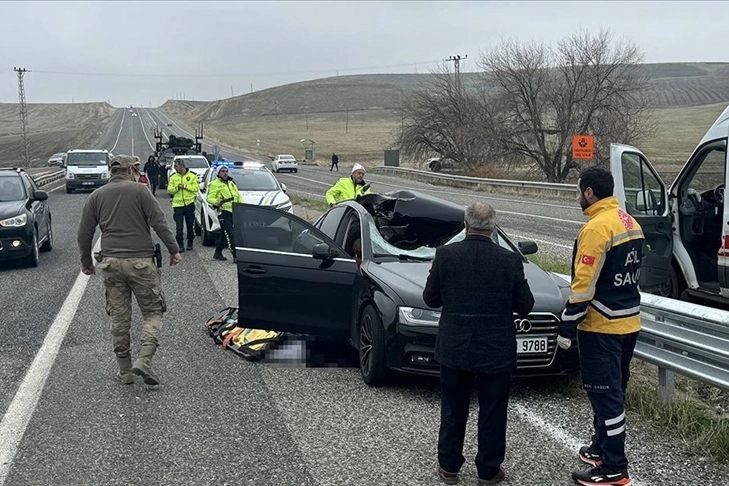 Diyarbakır'da tır lastiği fırlayarak otomobile çarptı: 1 ölü haberinin görseli