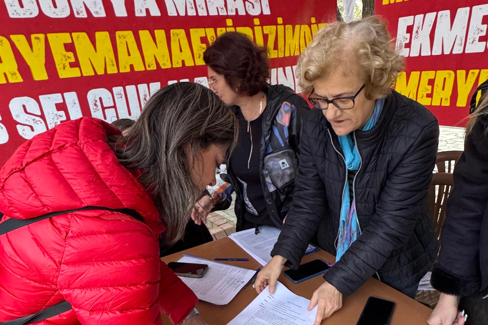 Meryem Ana Otoparkı imza kampanyasına yoğun katılım