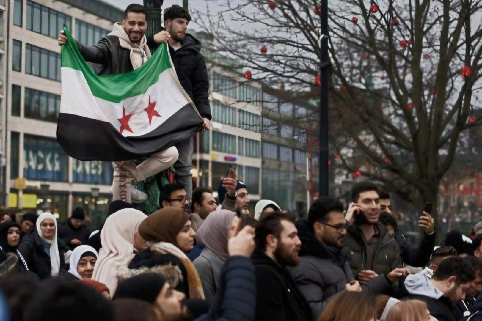 İsveç’te yaşayan binlerce Suriyeli, Esad’ın düşmesini kutladı