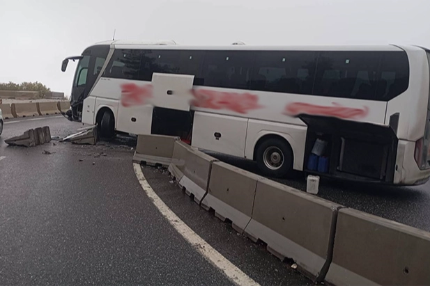 Muğla’da kaza: Yolcu otobüsü bariyerlere çarptı