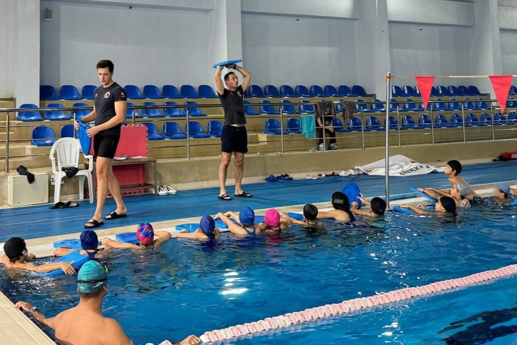 Sahil Güvenlikten yüzme eğitimi haberinin görseli
