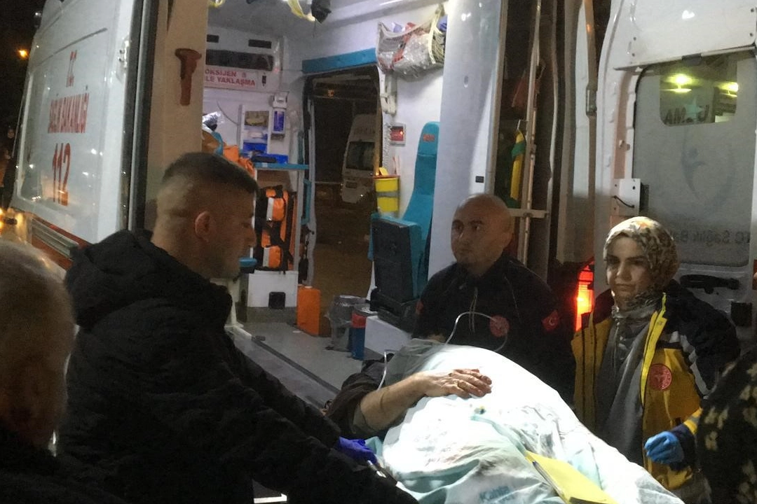 Freni boşalan minibüs devrildi haberinin görseli