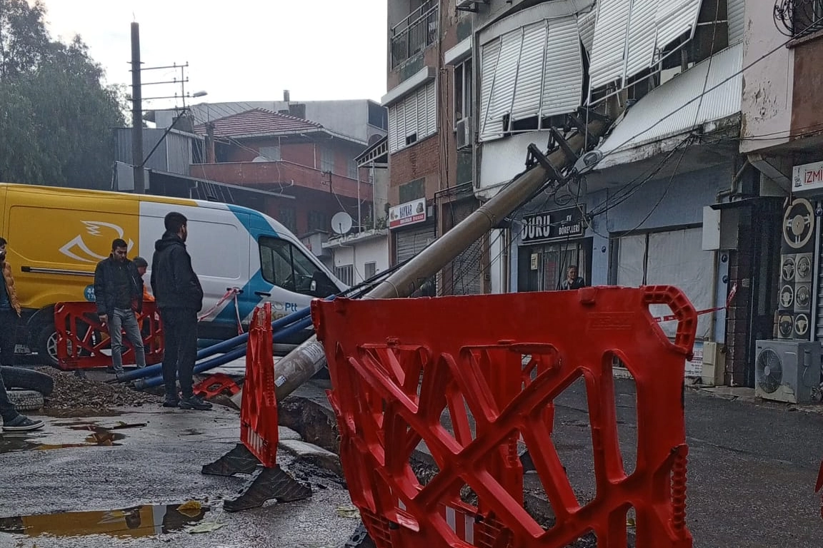 İzmir haber: Elektrik direği devrildi, bir ev hasar gördü