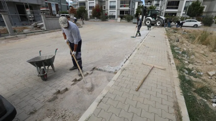 Menderes Belediyesi, Cüneytbey Mahallesi'ndeki yolları kilit parke taşıyla yeniledi