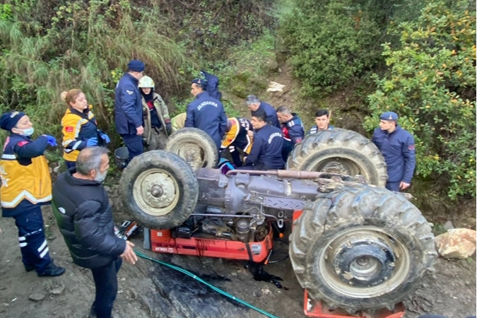 Tire'de traktör devrildi haberinin görseli