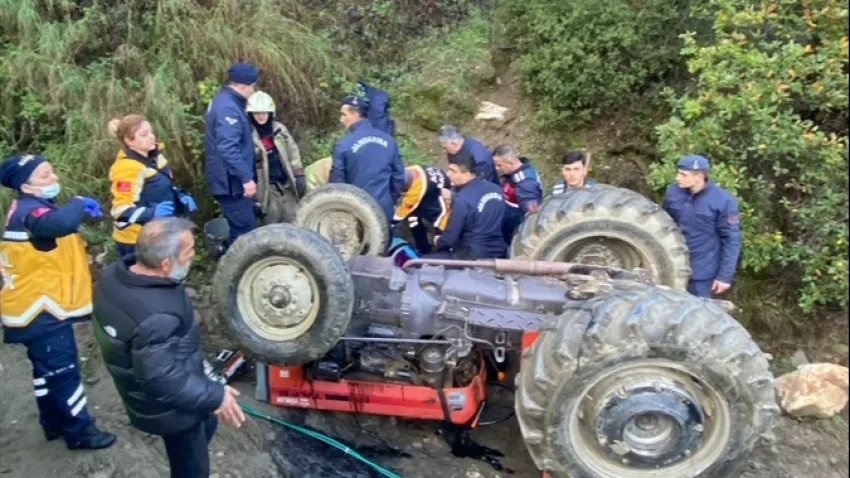 Tire'de traktör devrildi