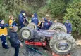 Tire'de traktör devrildi