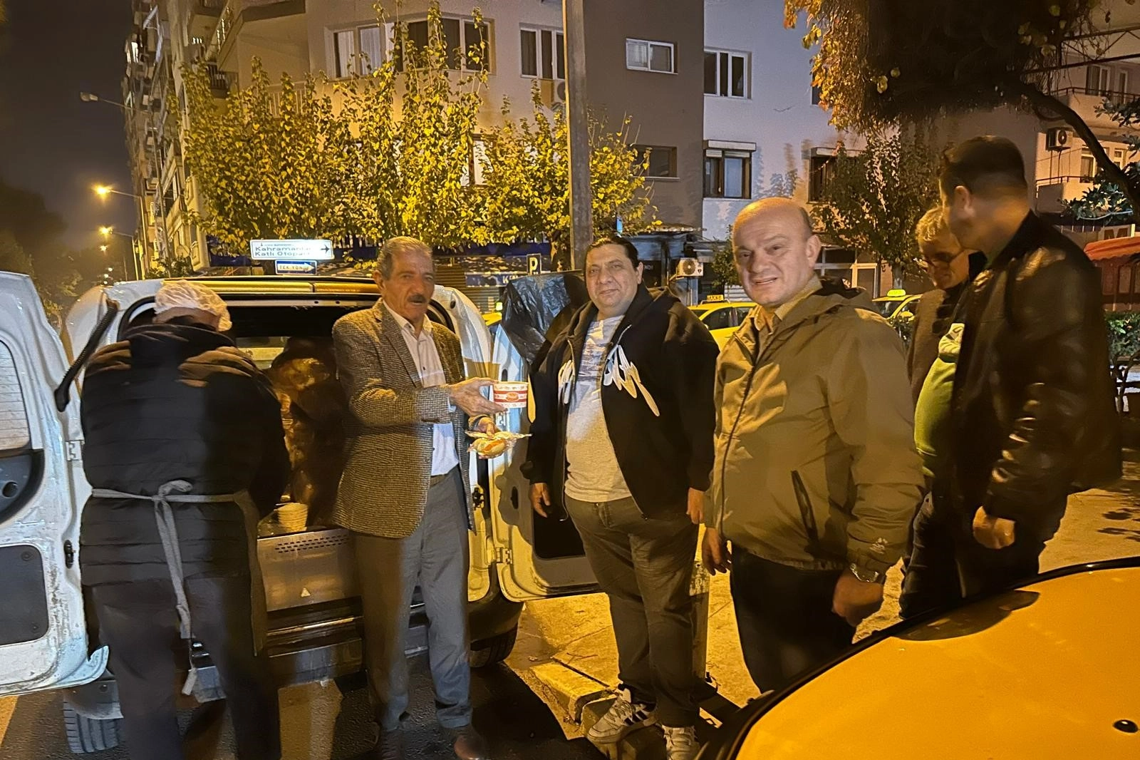 Soğuk günlerde taksici esnafına sıcak çorba ikramı haberinin görseli