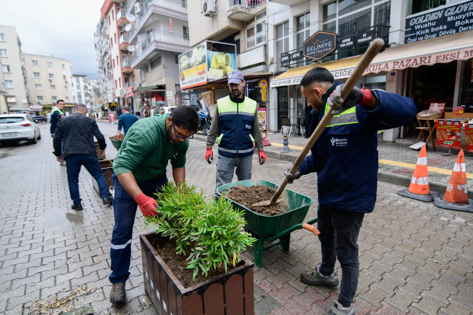 Bornova’da Merkez Pazaryeri’nde trafik çilesi sona eriyor haberinin görseli