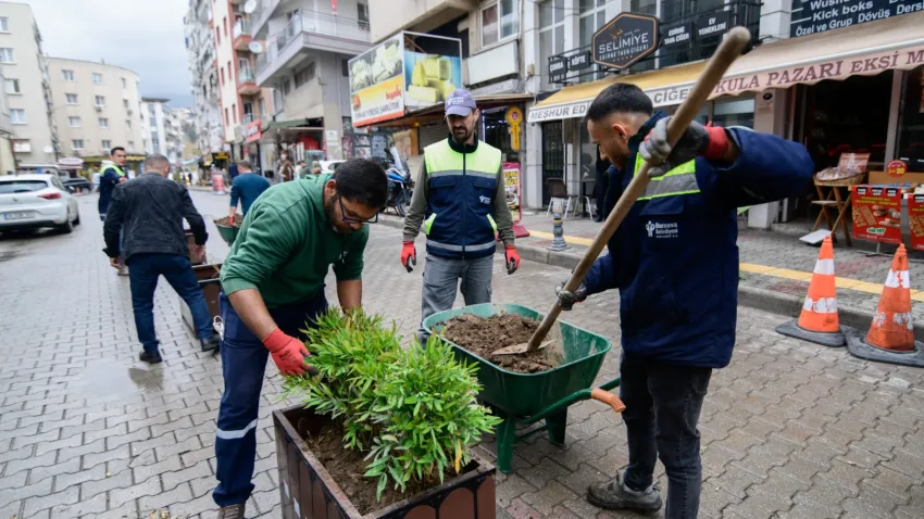 Bornova’da Merkez Pazaryeri’nde trafik çilesi sona eriyor