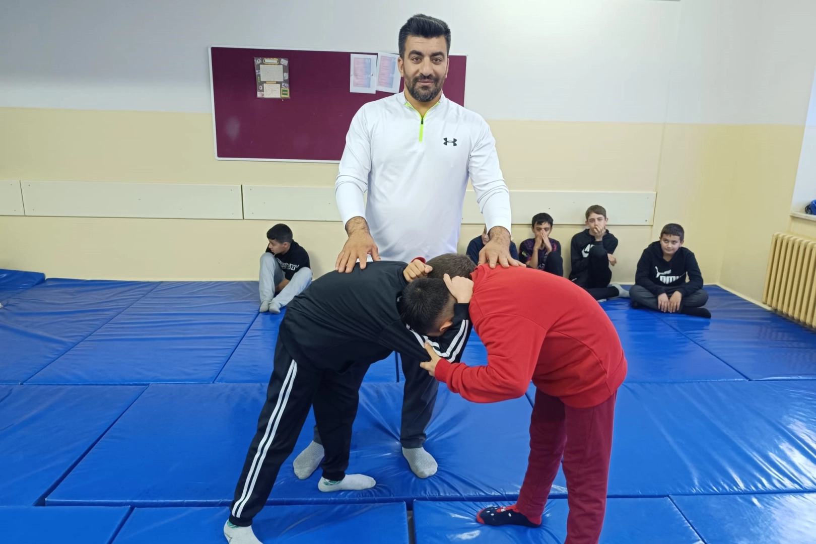 Çemişgezekli çocuklar ata sporu güreşe sarılıyor