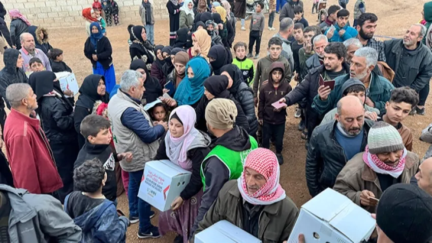 İHH'den, Münbiç'te 1000 kişiye gıda yardımı haberinin görseli
