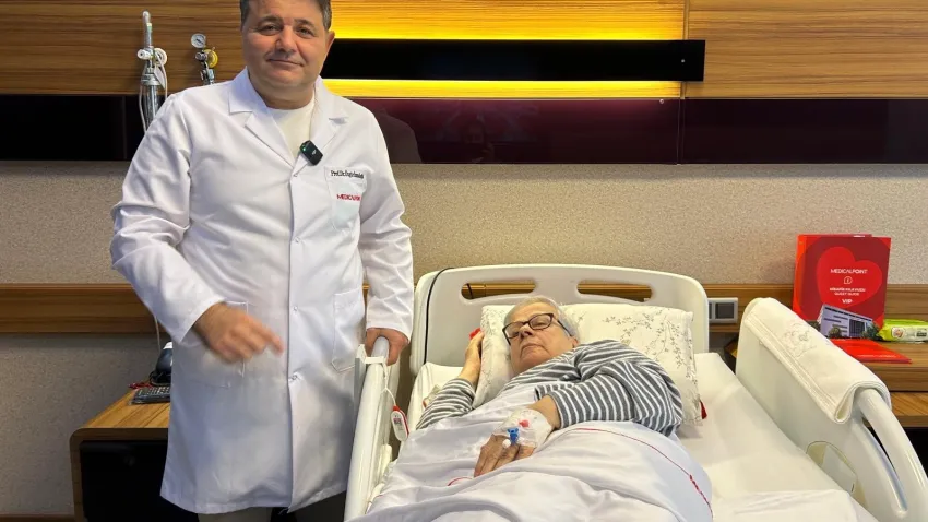 İzmir Ekonomi Üniversitesi Hastanesi’nde başarılı ameliyat sonrası bel ağrılarından kurtuldu haberinin görseli