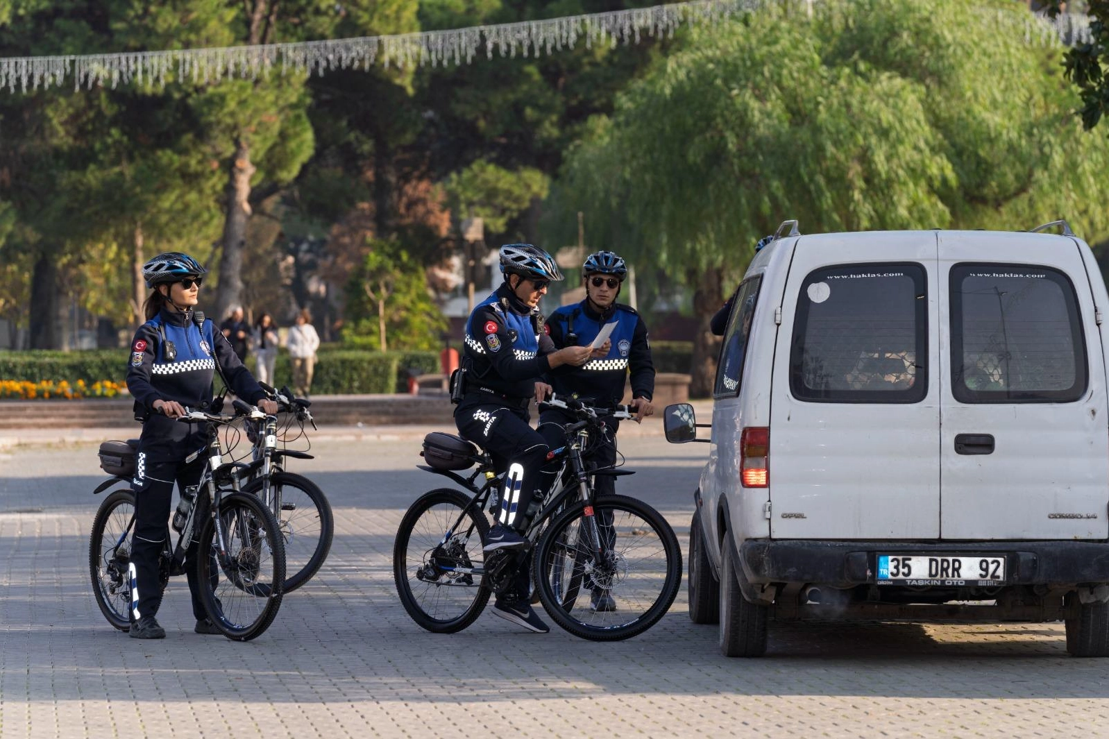 İzmir'in bisikletli zabıta ekipleri çevreyi koruyor, güvenliği sağlıyor haberinin görseli