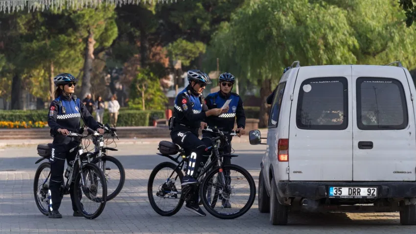 İzmir'in bisikletli zabıta ekipleri çevreyi koruyor, güvenliği sağlıyor