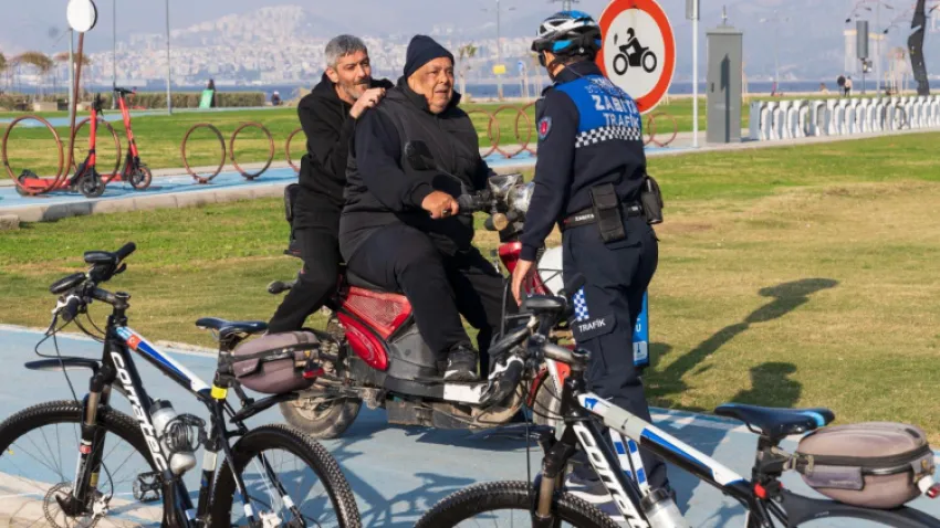 İzmir'in bisikletli zabıta ekipleri çevreyi koruyor, güvenliği sağlıyor
