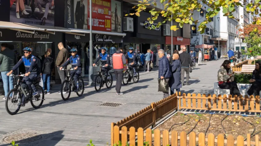 İzmir'in bisikletli zabıta ekipleri çevreyi koruyor, güvenliği sağlıyor