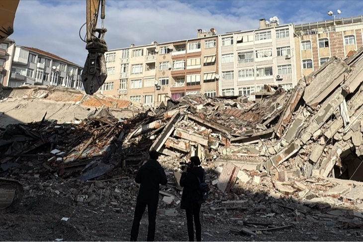 Kentsel dönüşüm çalışmalarında facia: 6 katlı bina yerle bir oldu haberinin görseli