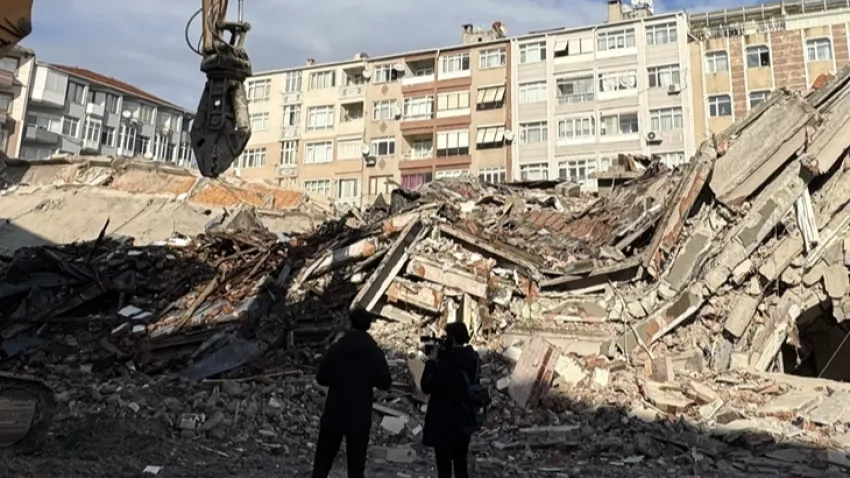 Kentsel dönüşüm çalışmalarında facia: 6 katlı bina yerle bir oldu haberinin görseli