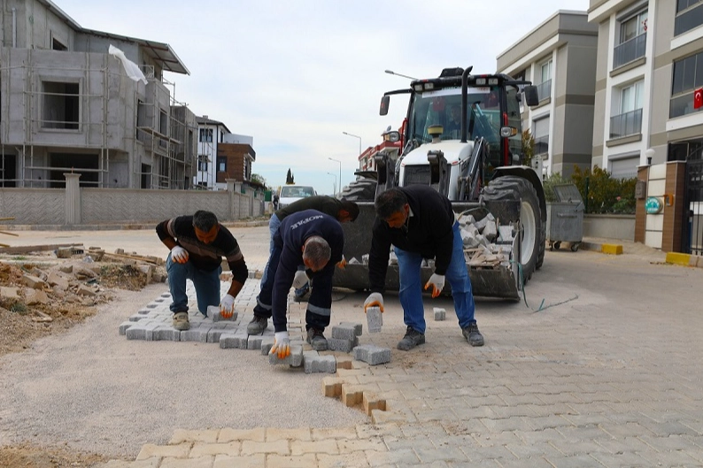 Menderes Belediyesi, Cüneytbey Mahallesi'ndeki yolları kilit parke taşıyla yeniledi haberinin görseli