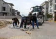 Menderes Belediyesi, Cüneytbey Mahallesi'ndeki yolları kilit parke taşıyla yeniledi