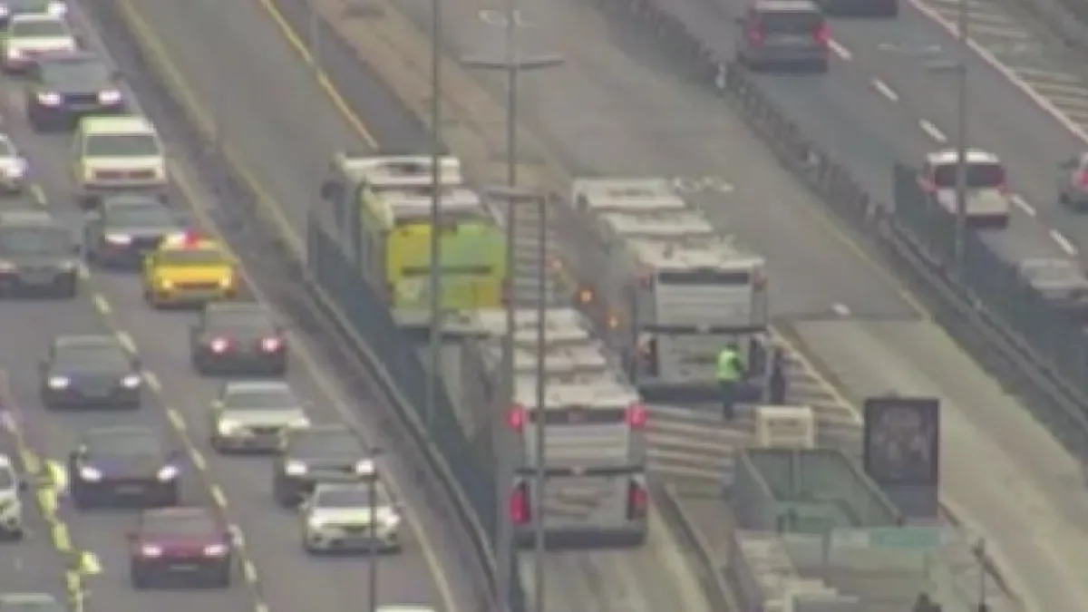 Metrobüste panik anları: Dumanlar yükselmeye başladı haberinin görseli