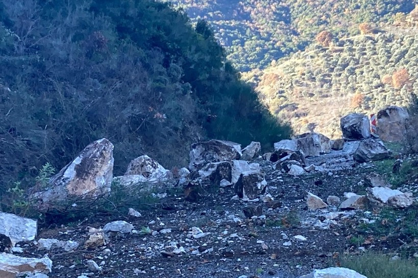Ödemiş-Köşk kara yolunda heyelan! haberinin görseli