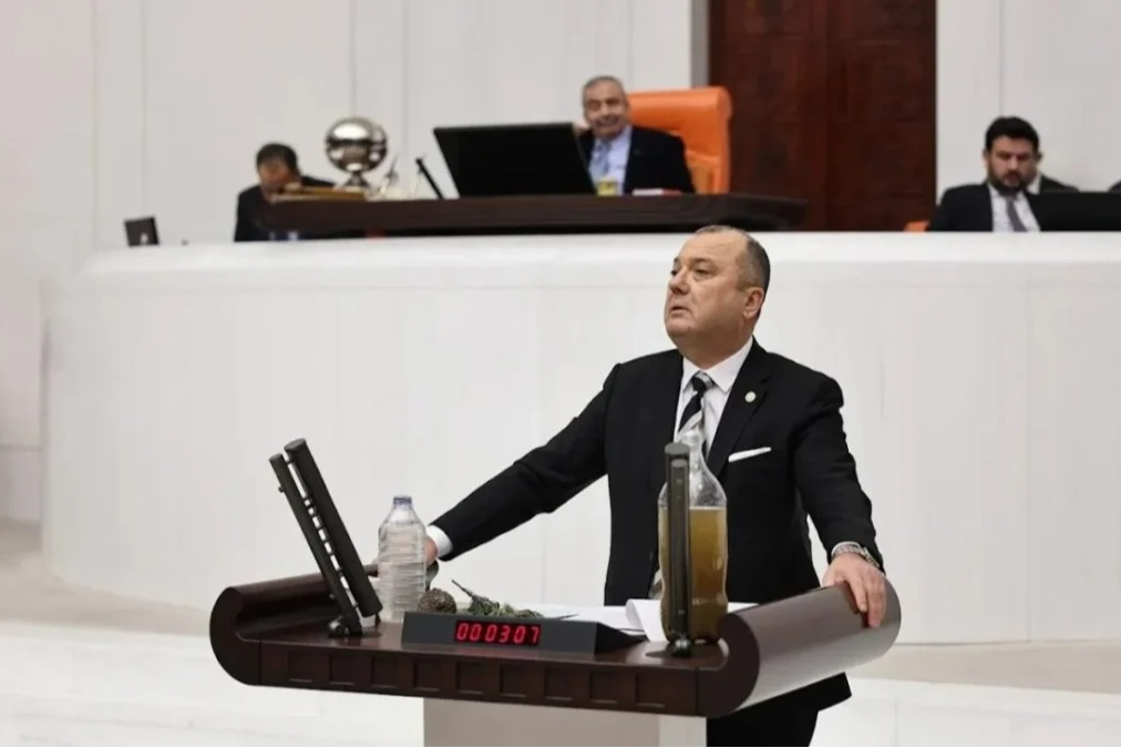 TBMM'de İzmir Körfezi gerginliği! Vekil Aygun Bakan Kurum'a Ergene Nehri'nden su getirdi haberinin görseli