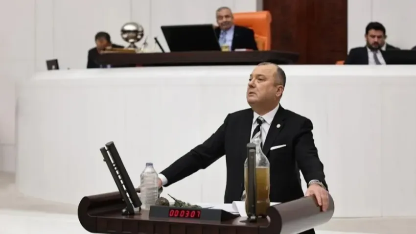 TBMM'de İzmir Körfezi gerginliği! Vekil Aygun Bakan Kurum'a Ergene Nehri'nden su getirdi haberinin görseli