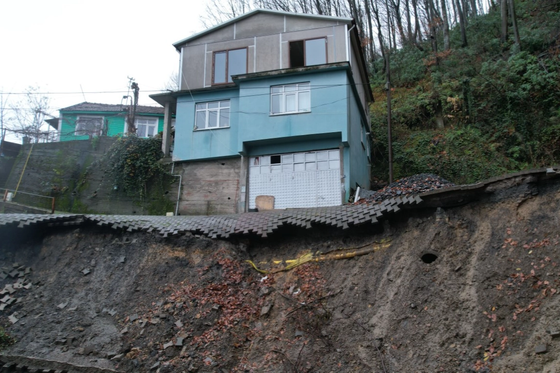 Zonguldak’ta heyelan korkusu: Mahalle sakinleri iki aydır her gece aynı tehlikeyi yaşıyor haberinin görseli