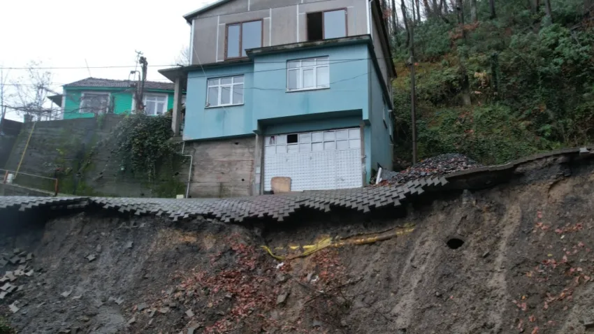 Zonguldak’ta heyelan korkusu: Mahalle sakinleri iki aydır her gece aynı tehlikeyi yaşıyor haberinin görseli