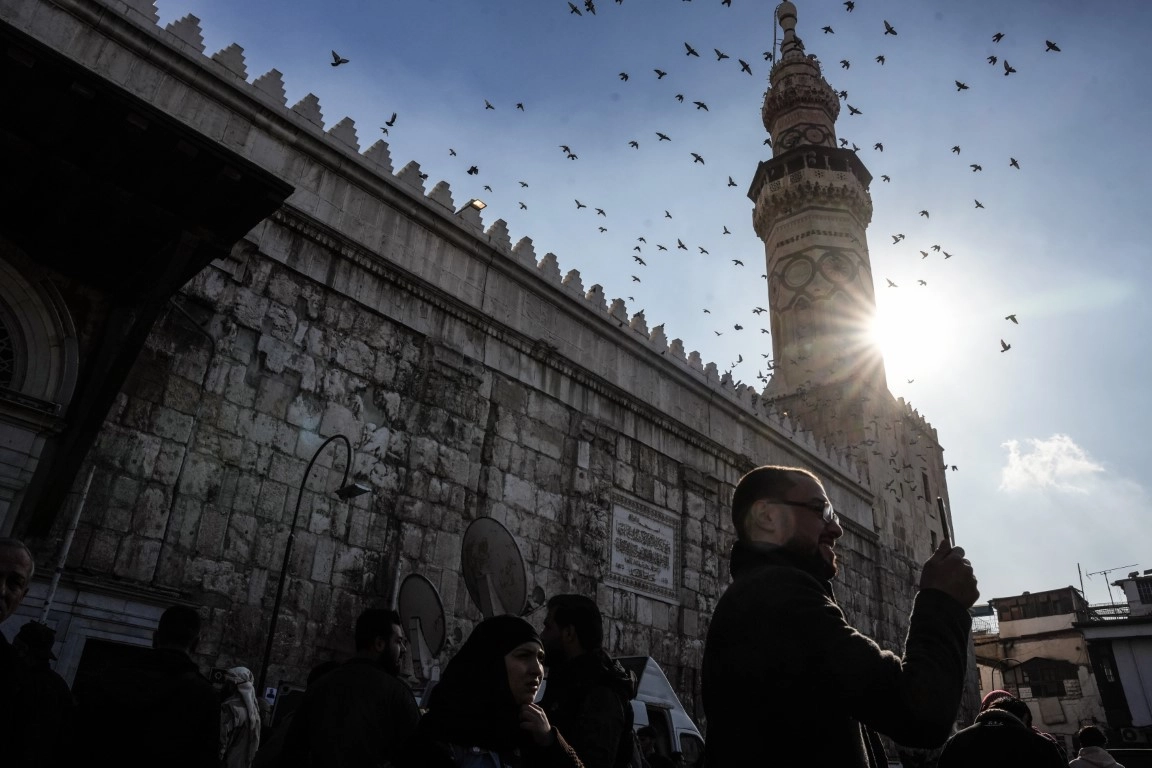 Esad sonrası ilk cuma namazı: Suriyeliler Emevi Camii'ne akın etti