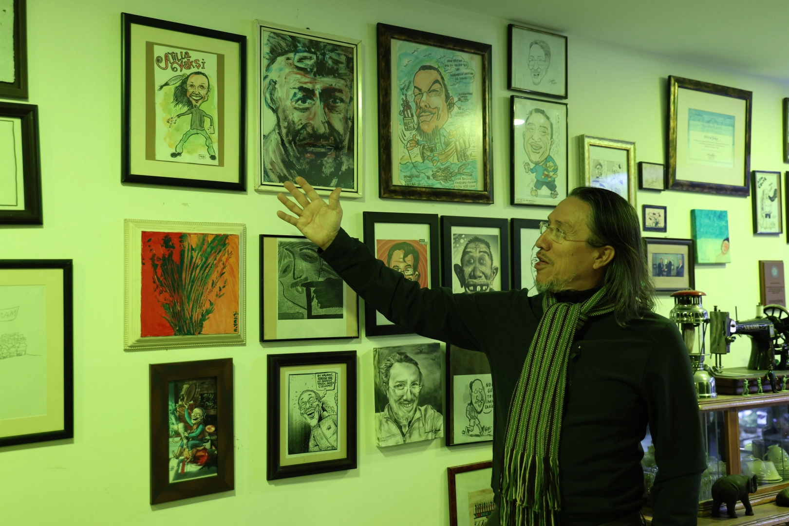 Muhasebe bürosunu sanat galerisine çevirdi