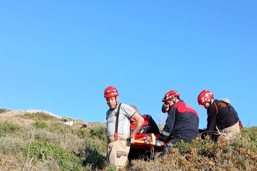 Çeşme'de kayalıklarda avcılık yaparken düşen kişi kurtarıldı