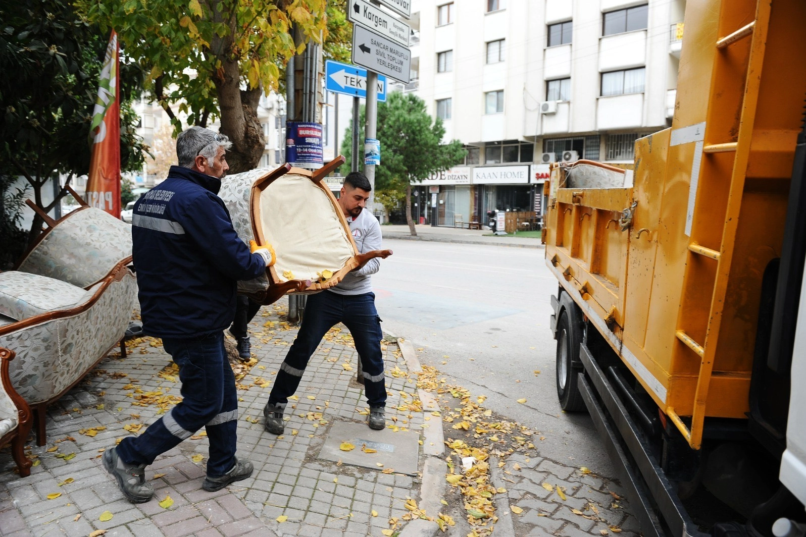 Karşıyaka'da çöp ve moloz ile mücadeleye hız verildi