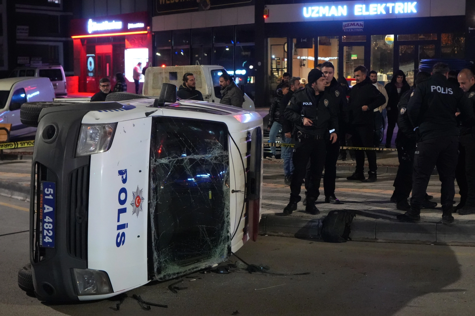 Polis otosu ile otomobil çarpıştı: 6 yaralı