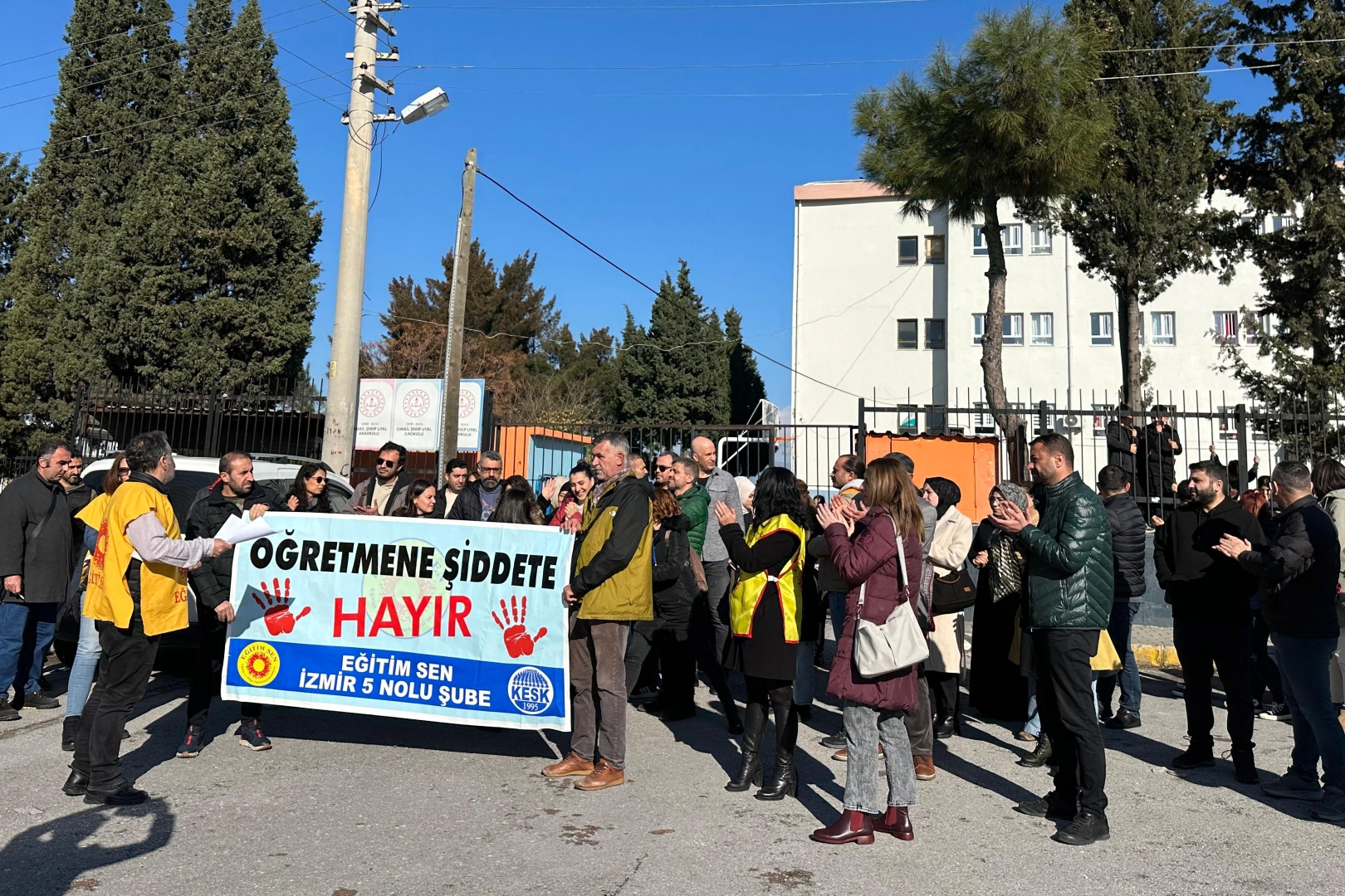 Buca’da öğretmen yapılan saldırıya Eğitim-Sen’den tepki