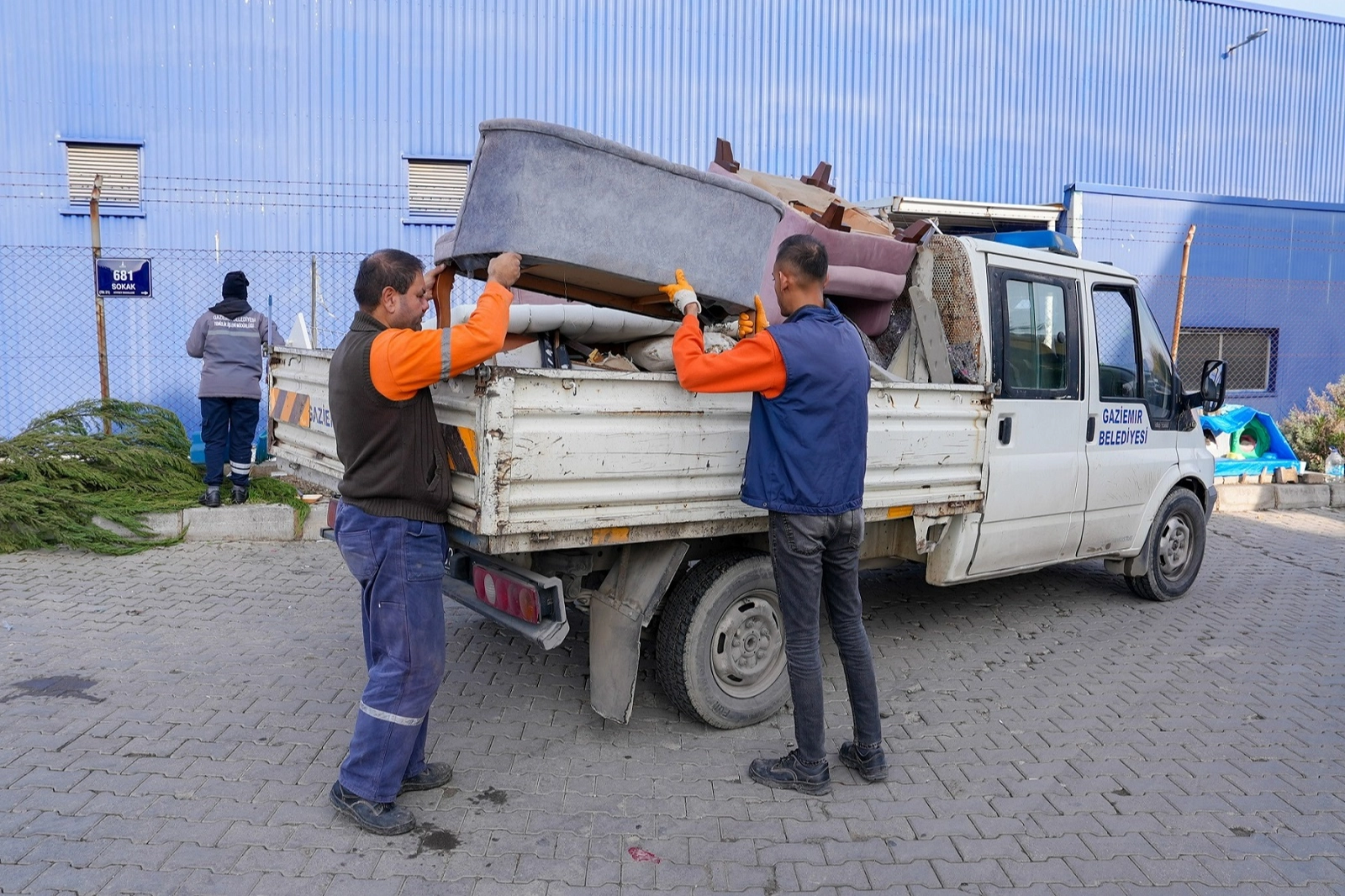 Gaziemir köşe bucak temizleniyor