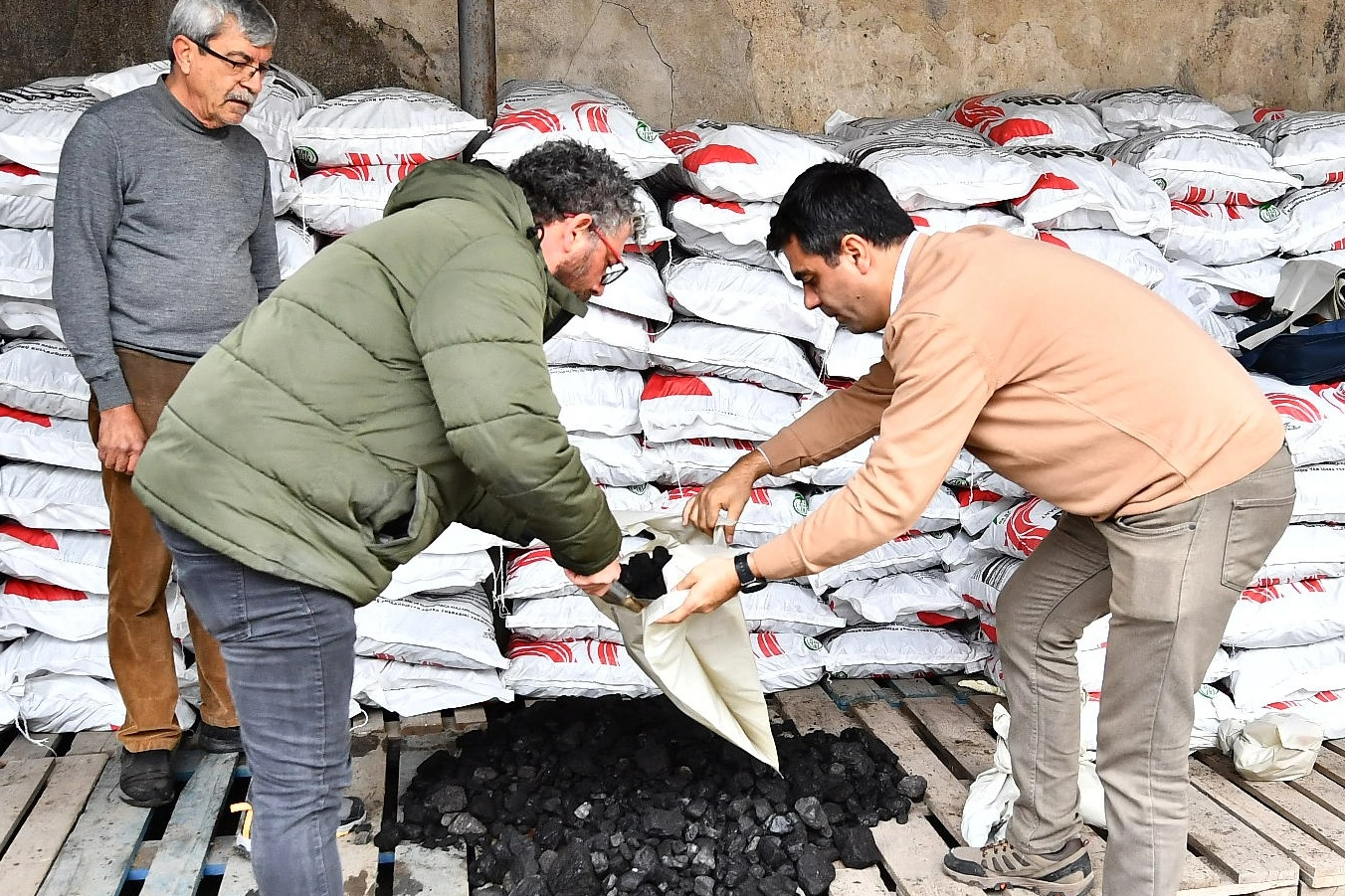 İzmir Büyükşehir Belediyesi'nden kömür satış yerlerine denetim haberinin görseli